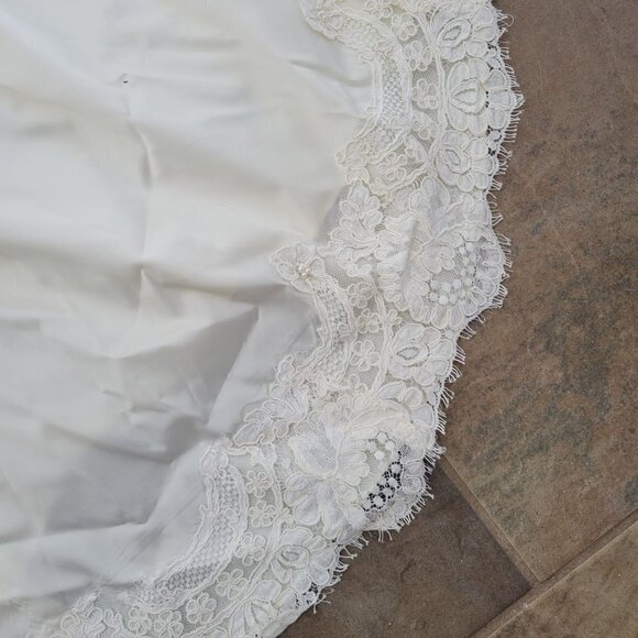 Fantastic Vintage Lace, Satin, Buttons, and puffy sleeves - Picture 15 of 16